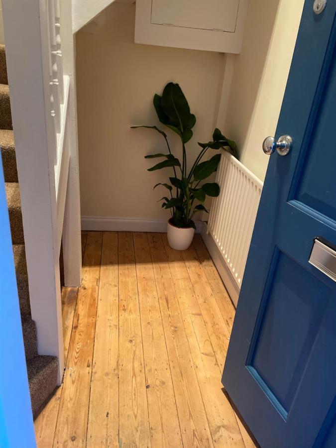 Super Convenient For - Large 2 Double Bed 30 Seconds Walk To Platform Train Station And 19 Mins To Waterloo * Londra