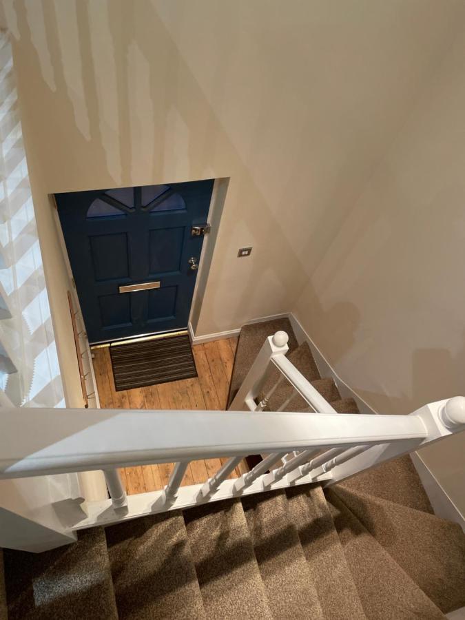 Super Convenient For - Large 2 Double Bed 30 Seconds Walk To Platform Train Station And 19 Mins To Waterloo Londra