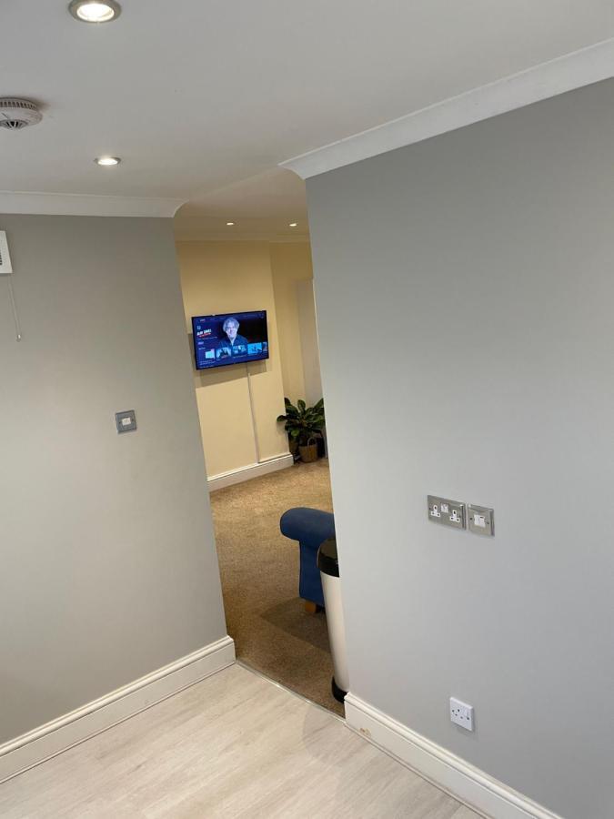 Apartament Super Convenient For - Large 2 Double Bed 30 Seconds Walk To Platform Train Station And 19 Mins To Waterloo