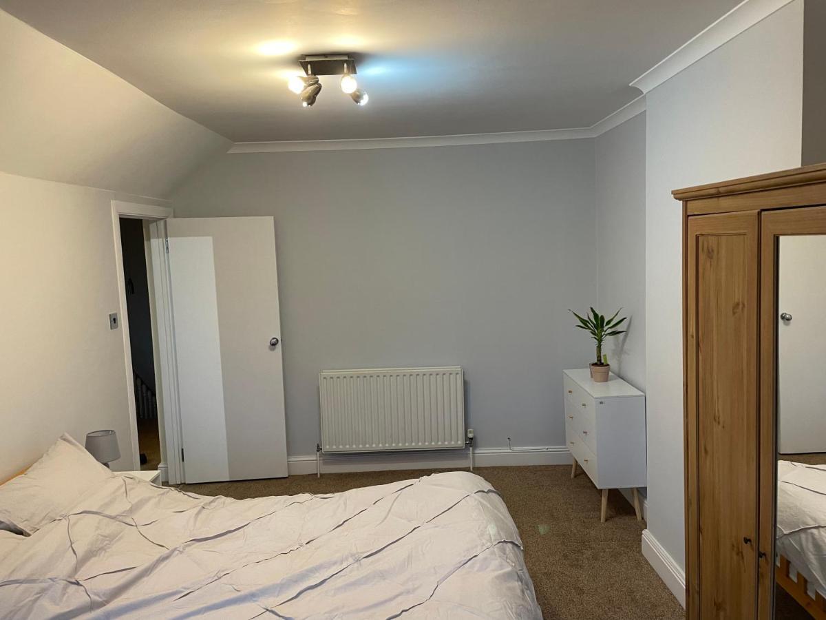 Apartament Super Convenient For - Large 2 Double Bed 30 Seconds Walk To Platform Train Station And 19 Mins To Waterloo Londra