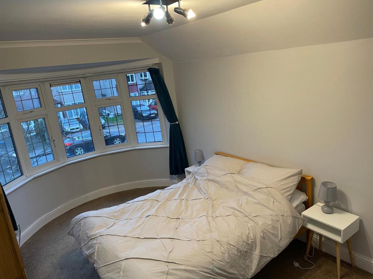 Apartament Super Convenient For - Large 2 Double Bed 30 Seconds Walk To Platform Train Station And 19 Mins To Waterloo *