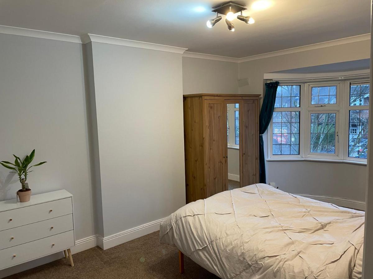 Super Convenient For - Large 2 Double Bed 30 Seconds Walk To Platform Train Station And 19 Mins To Waterloo Londra